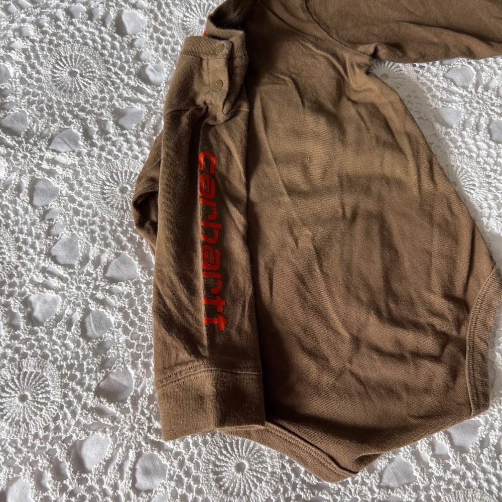 Carhartt‎ Baby Boy Brown Long Sleeve Bodysuit Embroidered Logo Camo 12M - Picture 5 of 5